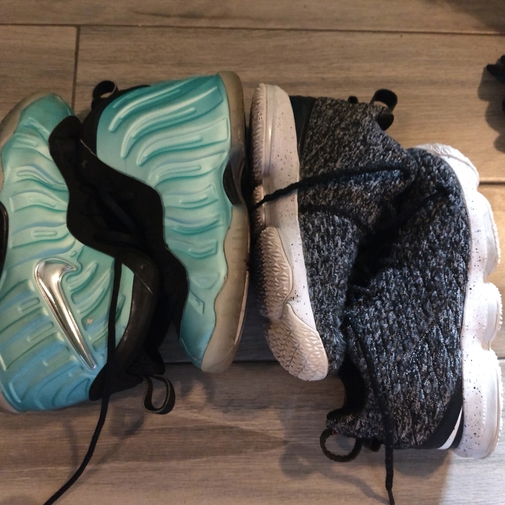 2 pairs of Nike